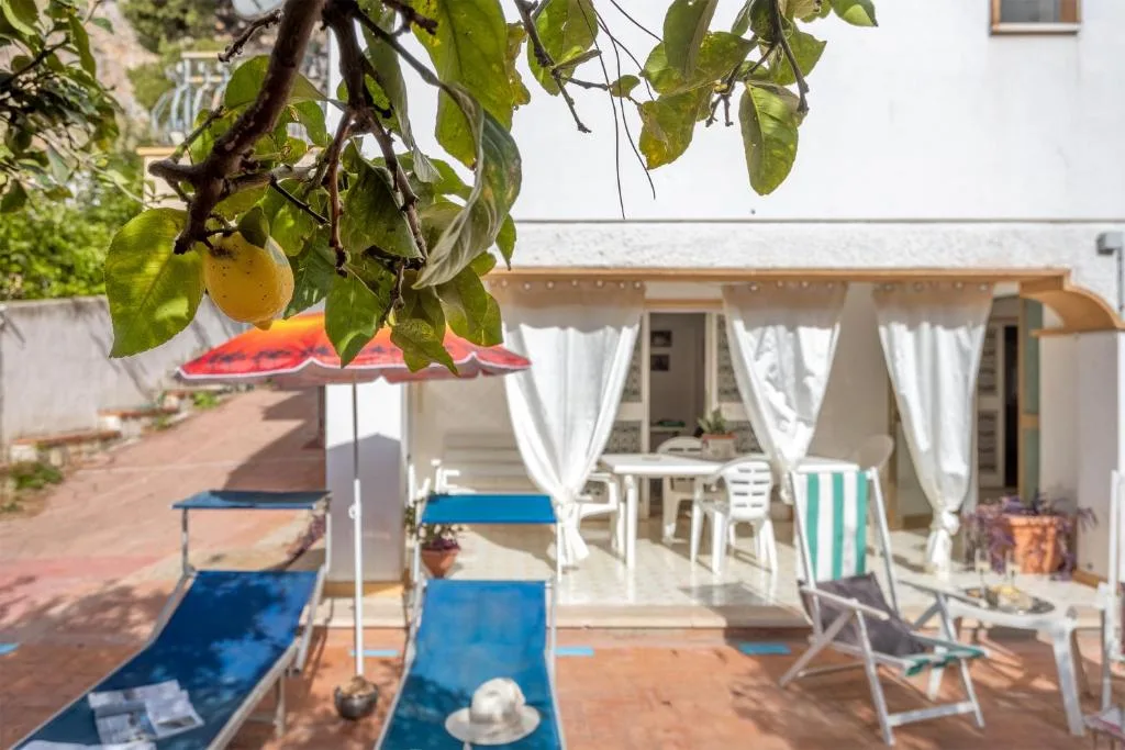 Terrazza con lettini e ombrellone a Mondello