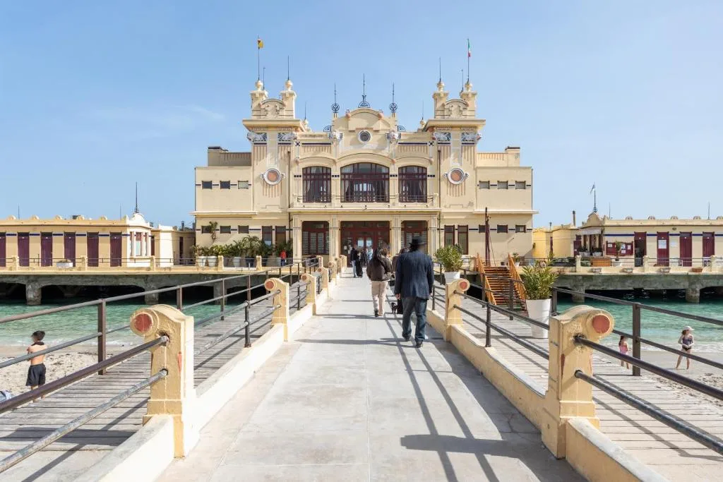 Lo stabilimento Charleston sulla spiaggia di Mondello, visto dalla passerella